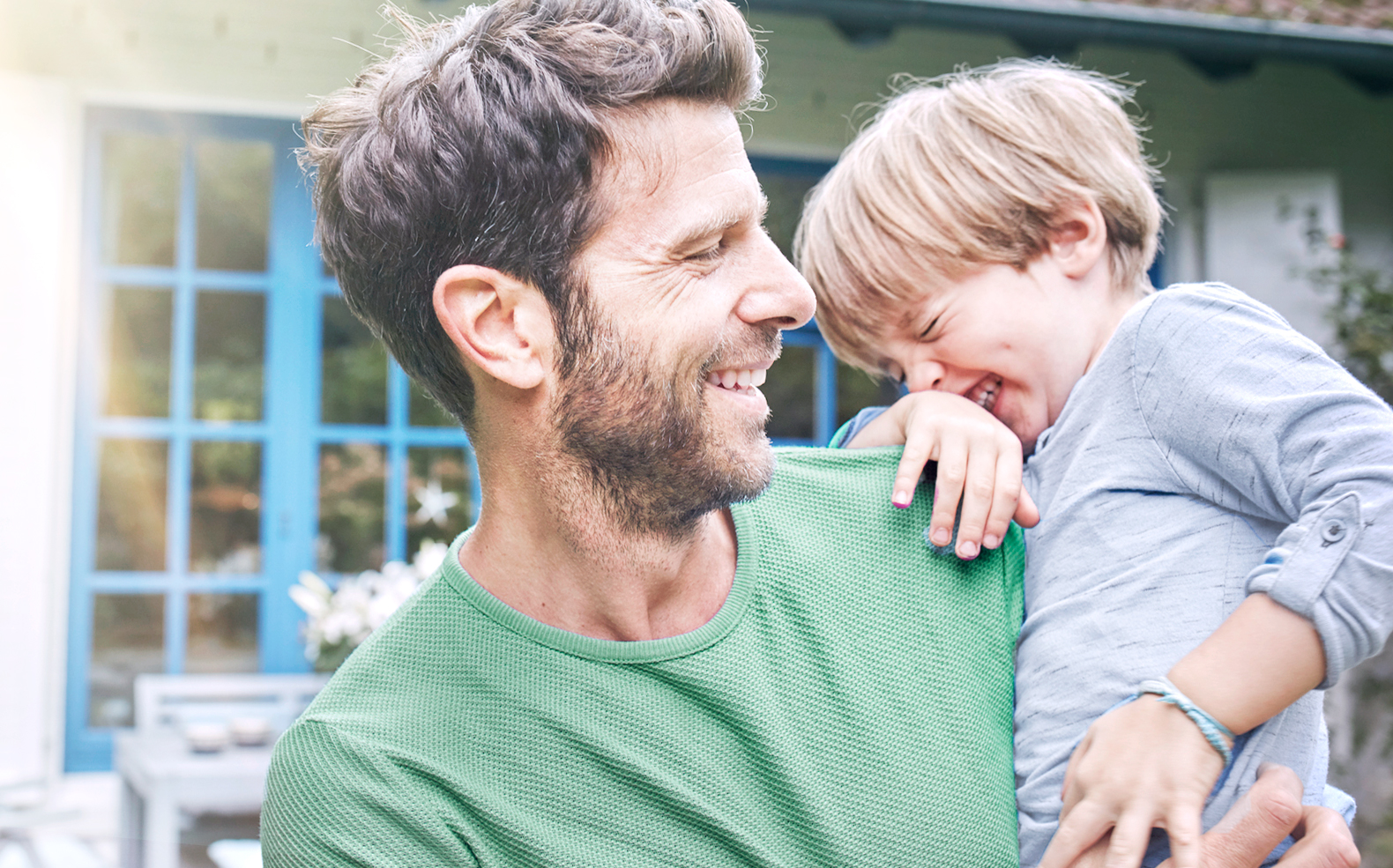 Odnoszący sukcesy inwestor ETF śmieje się i trzyma syna w ramionach