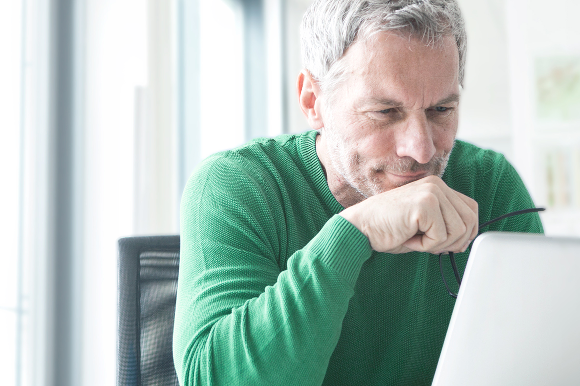 Inwestor porównuje na laptopie najlepszych brokerów w Polsce Inwestor porównuje na laptopie najlepszych brokerów w Polsce