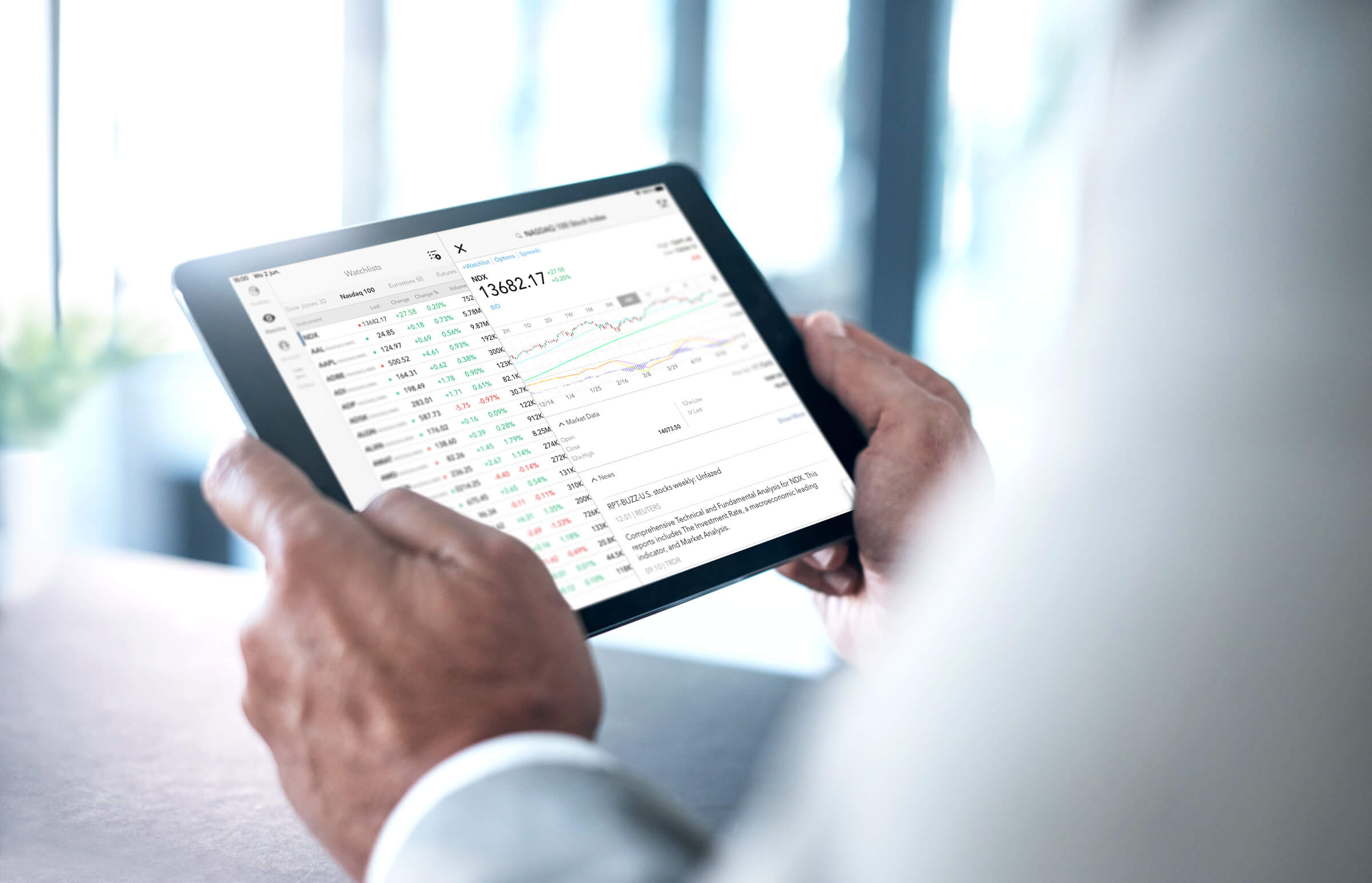 Inwestor handlujący akcjami na krótką (krótką sprzedaż) w aplikacji na iPada LYNX Trading