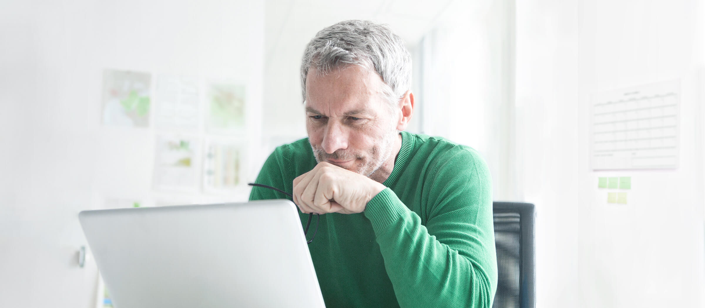 Investor prohlížející si nabídku newsletterů LYNX