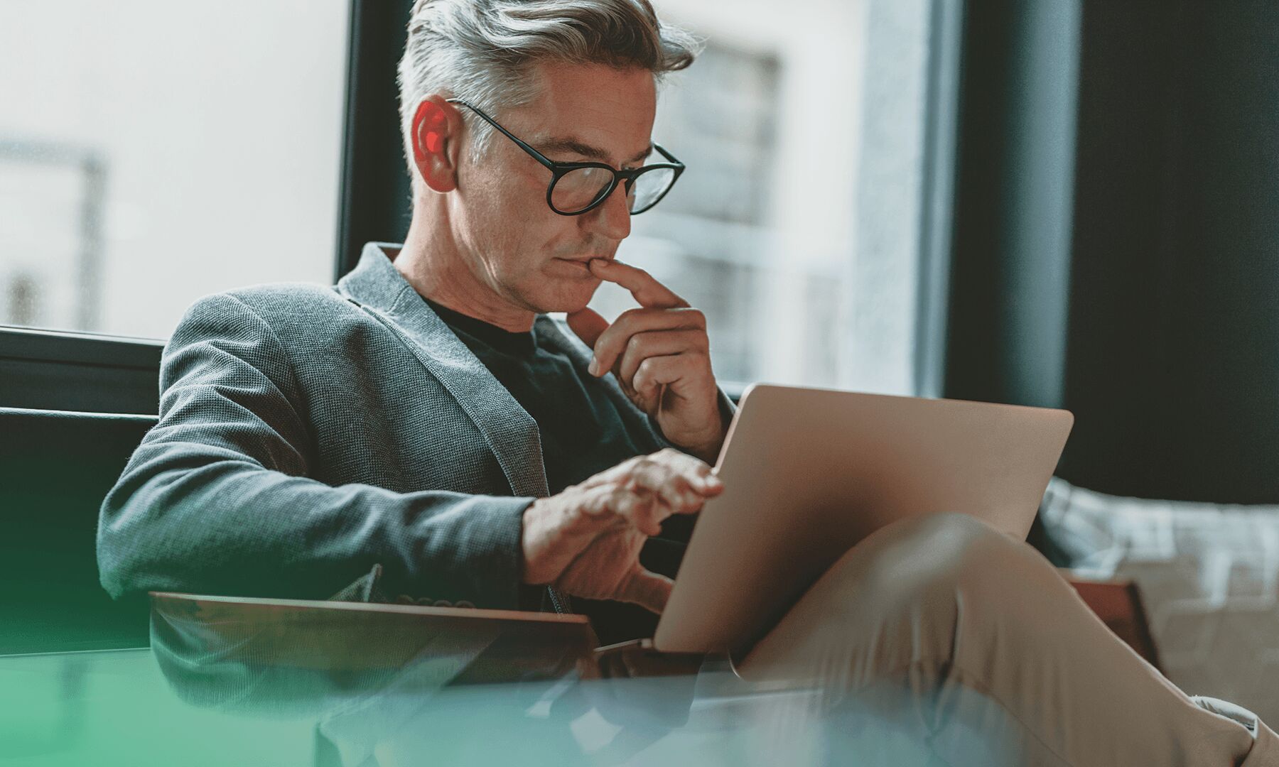 Mężczyzna w garniturze pracujący na laptopie w biurze